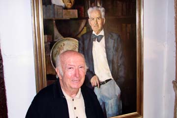 Pío Caro Baroja ante el retrato de su hermano Julio. Tomada de Euskonews