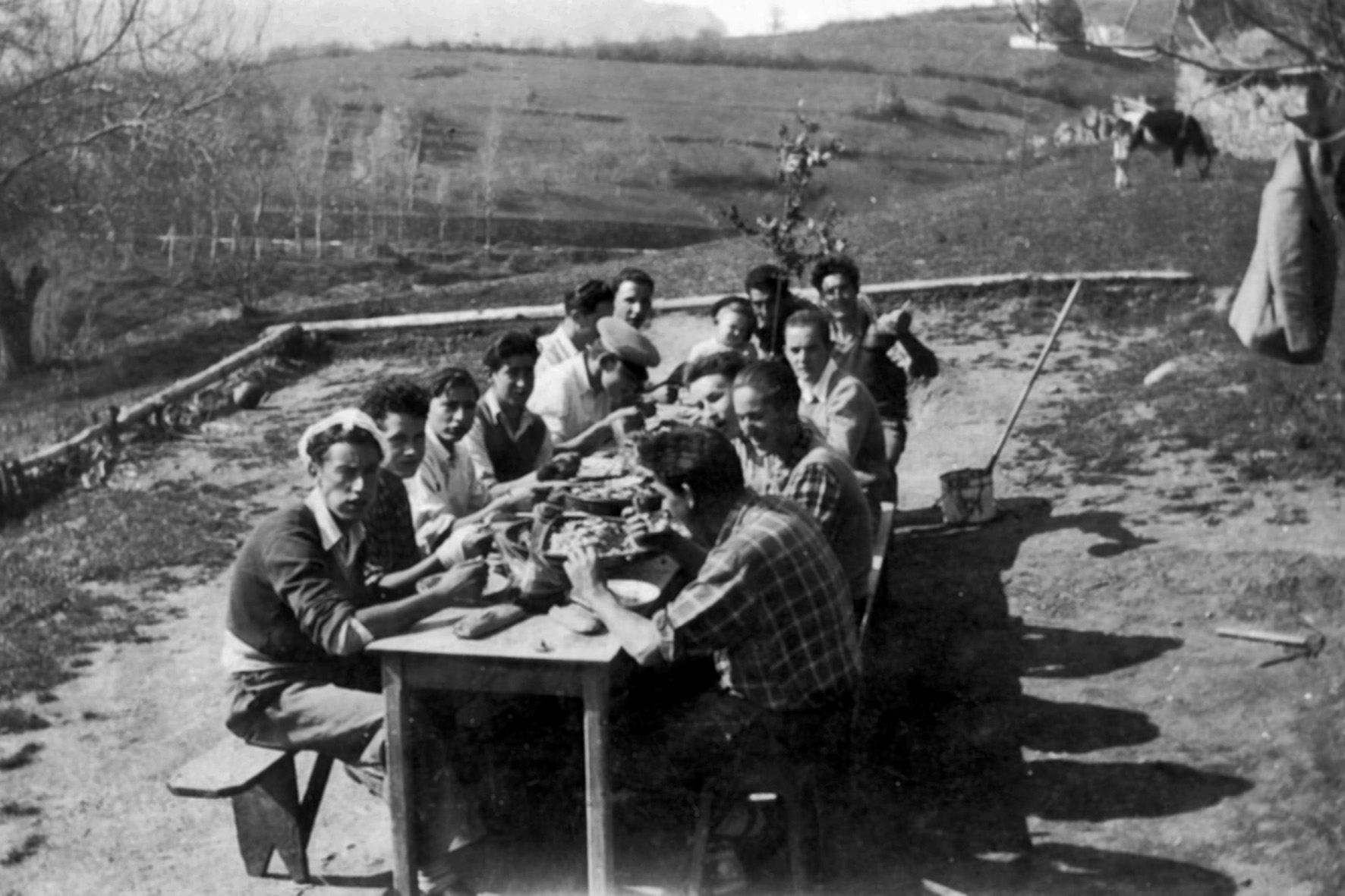 Group of lads from Biáñez Council celebrating a banquet, 1947. Julián Ahedo