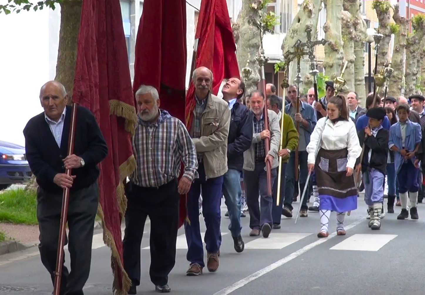 Procesión de los representantes de Arrastaria al santuario de la Antigua. Orduña (Bizkaia), 2014