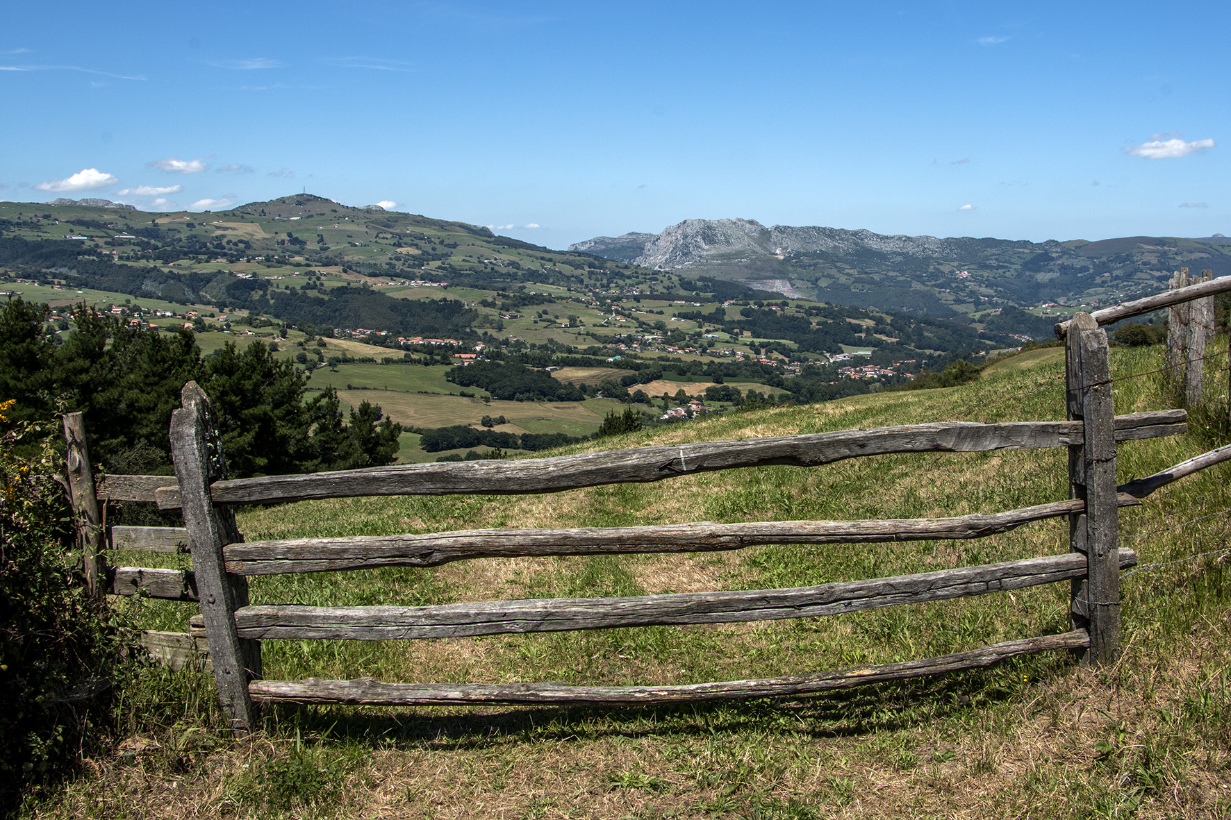 View of the Valley of Carranza from a field gate in Bernales, 2017. Miguel Sabino Díaz