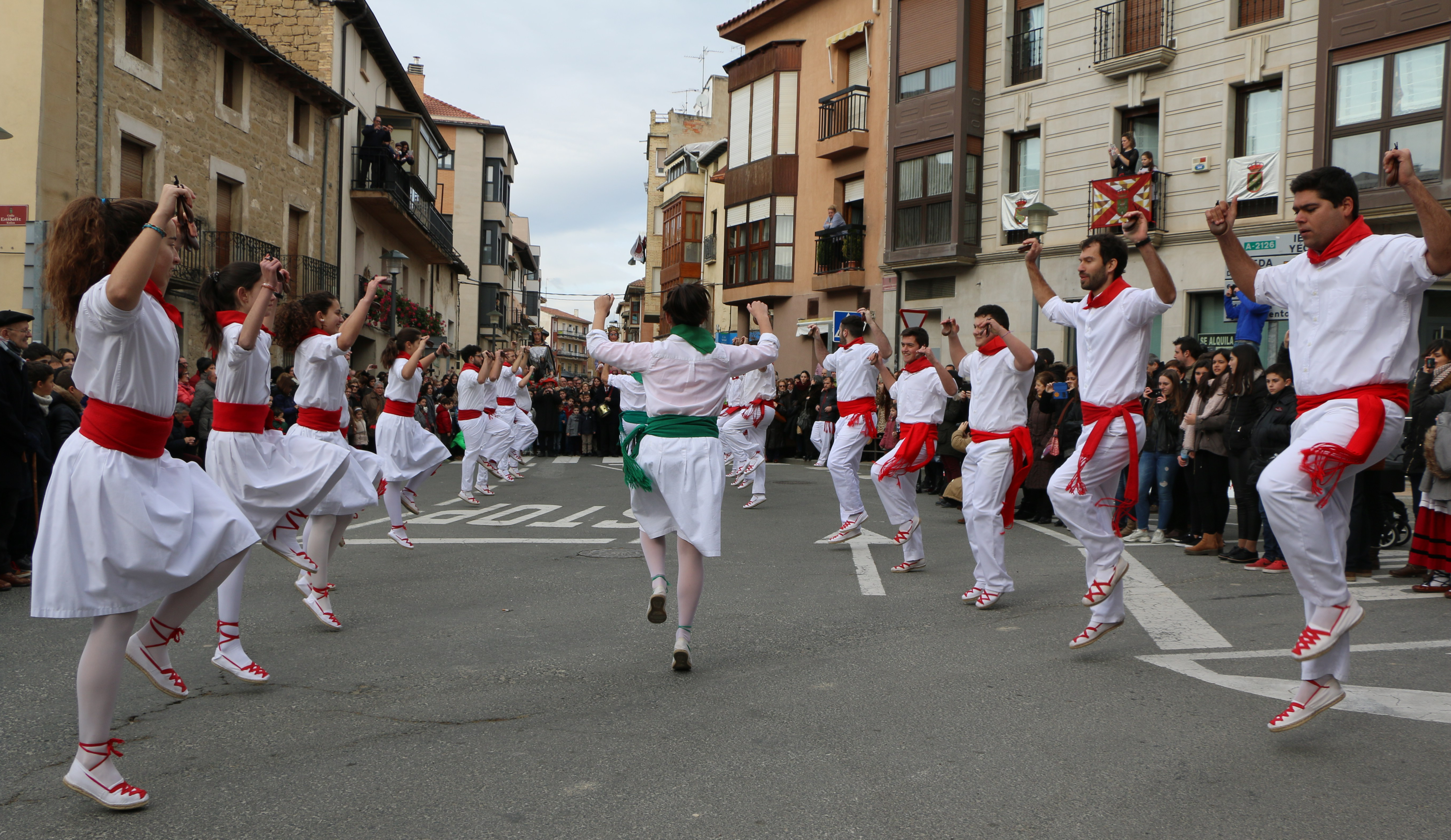 Danzantes bailando la “Jota de san Vicente”, 2017