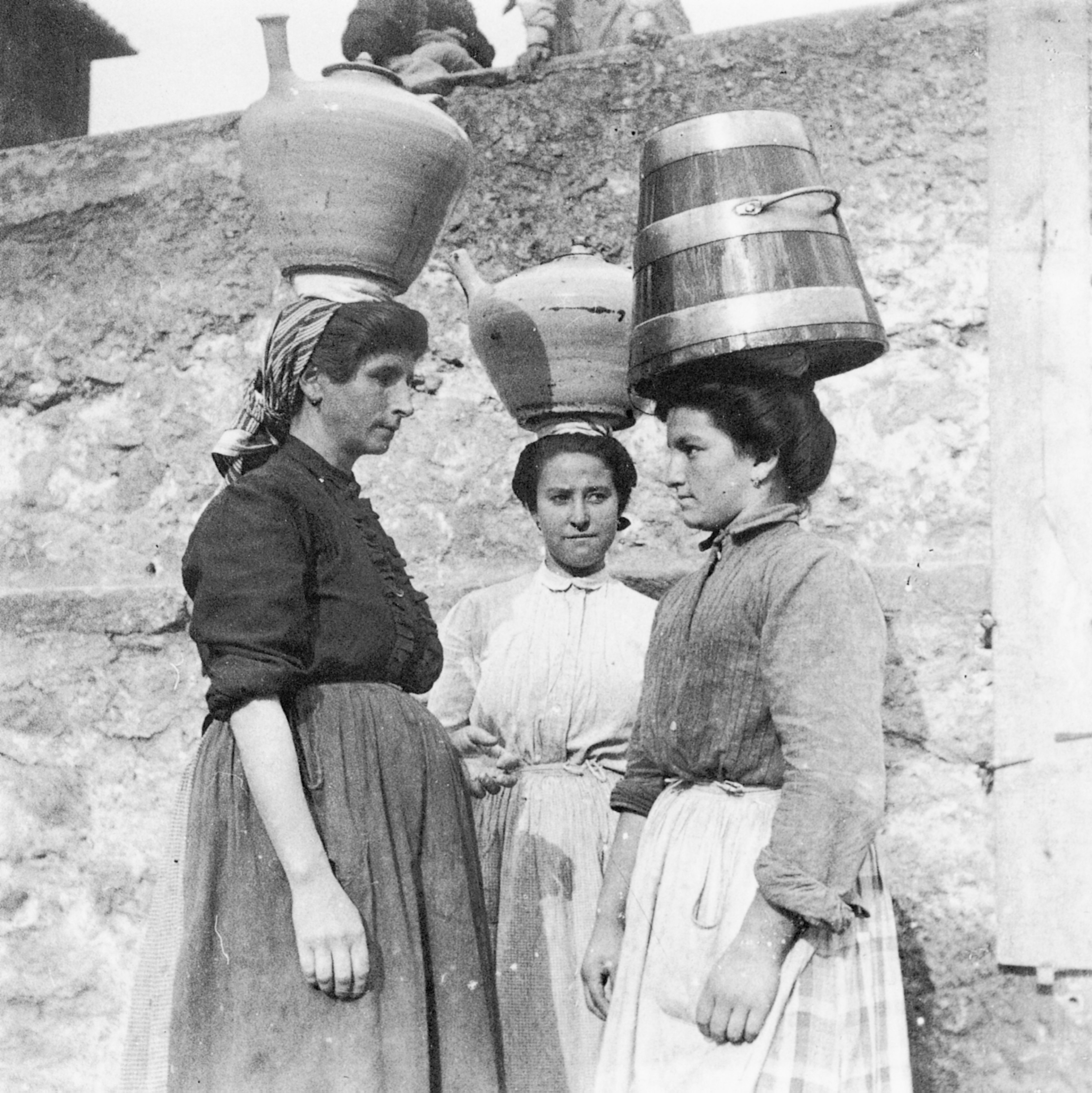 Jugs and bucket of water. Eulalia Abaitua. Mujeres vascas de ayer [Basque women of yesteryear]. Euskal Museoa Bilbao Basque Museum, 1990