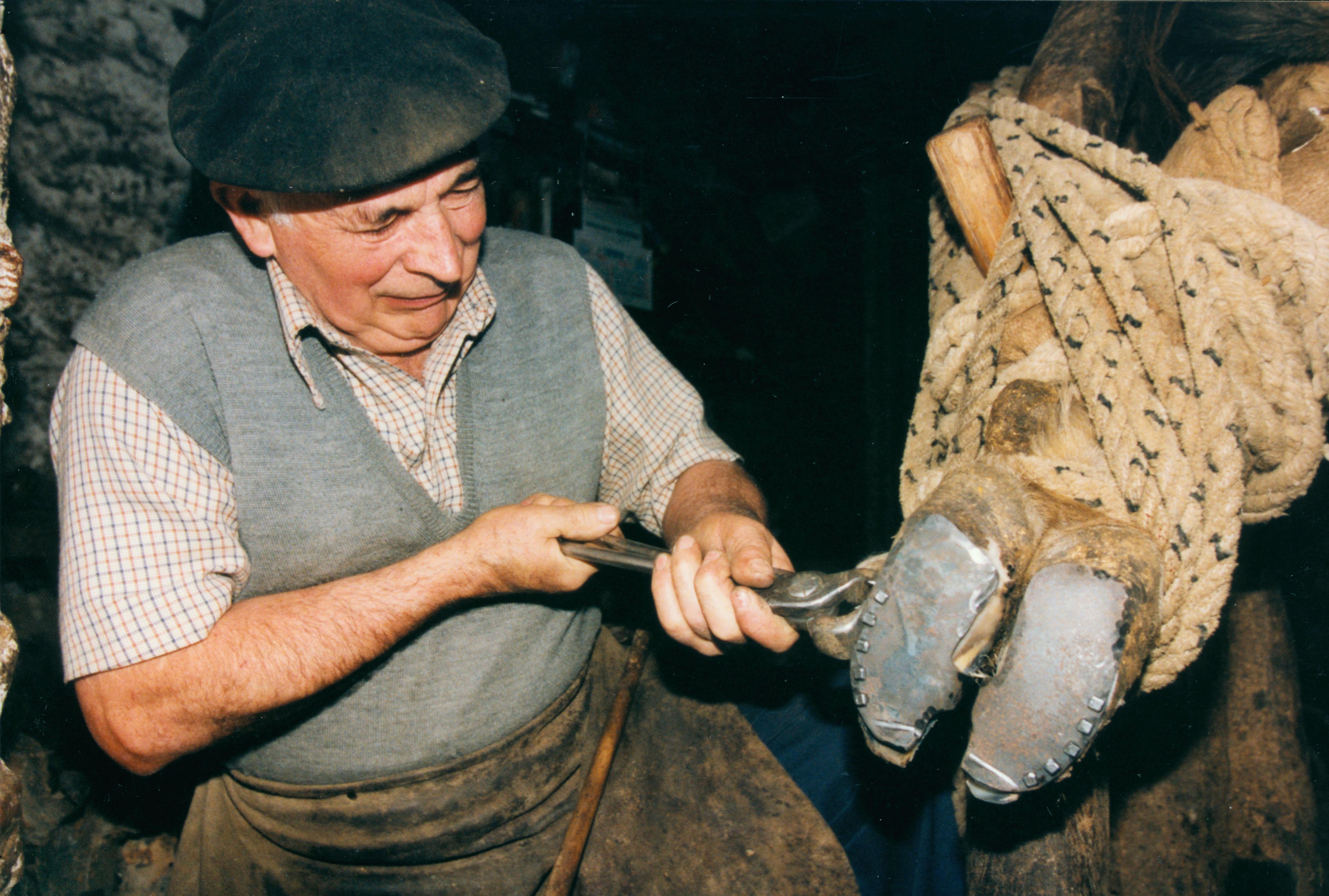 Juan Oleaga, herrador. Maruri-Jatabe (Bizkaia), 1999. Mikel Martínez