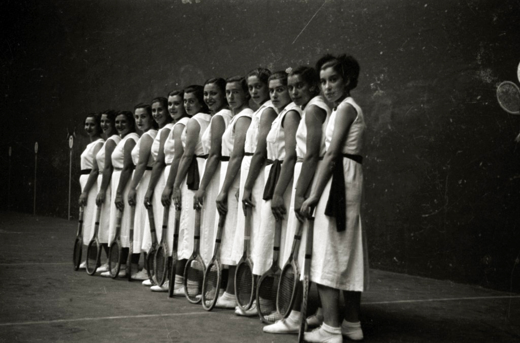 Grupo de raquetistas en su mayoría eibarresas. Frontón Gros en Donostia, 1938. Pascual Marín