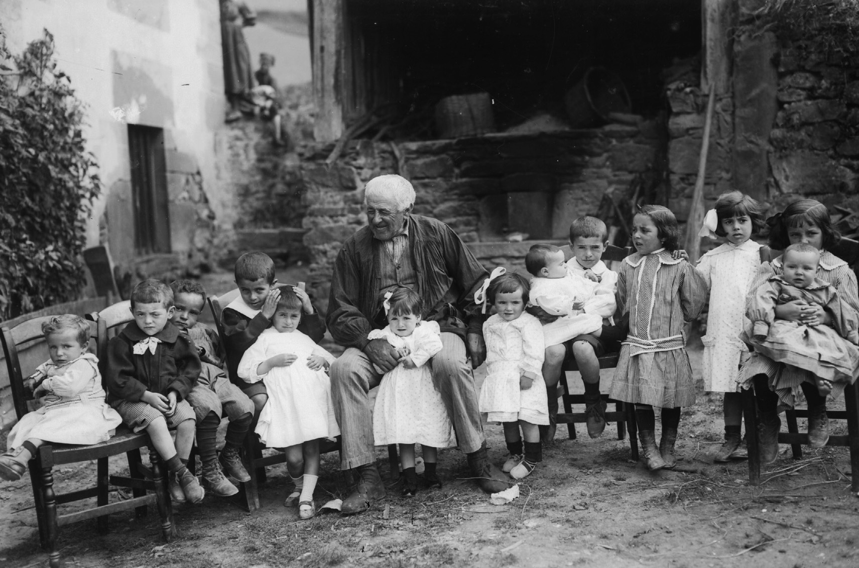 Con los nietos. Zeanuri (Bizkaia), c. 1910. Felipe Manterola