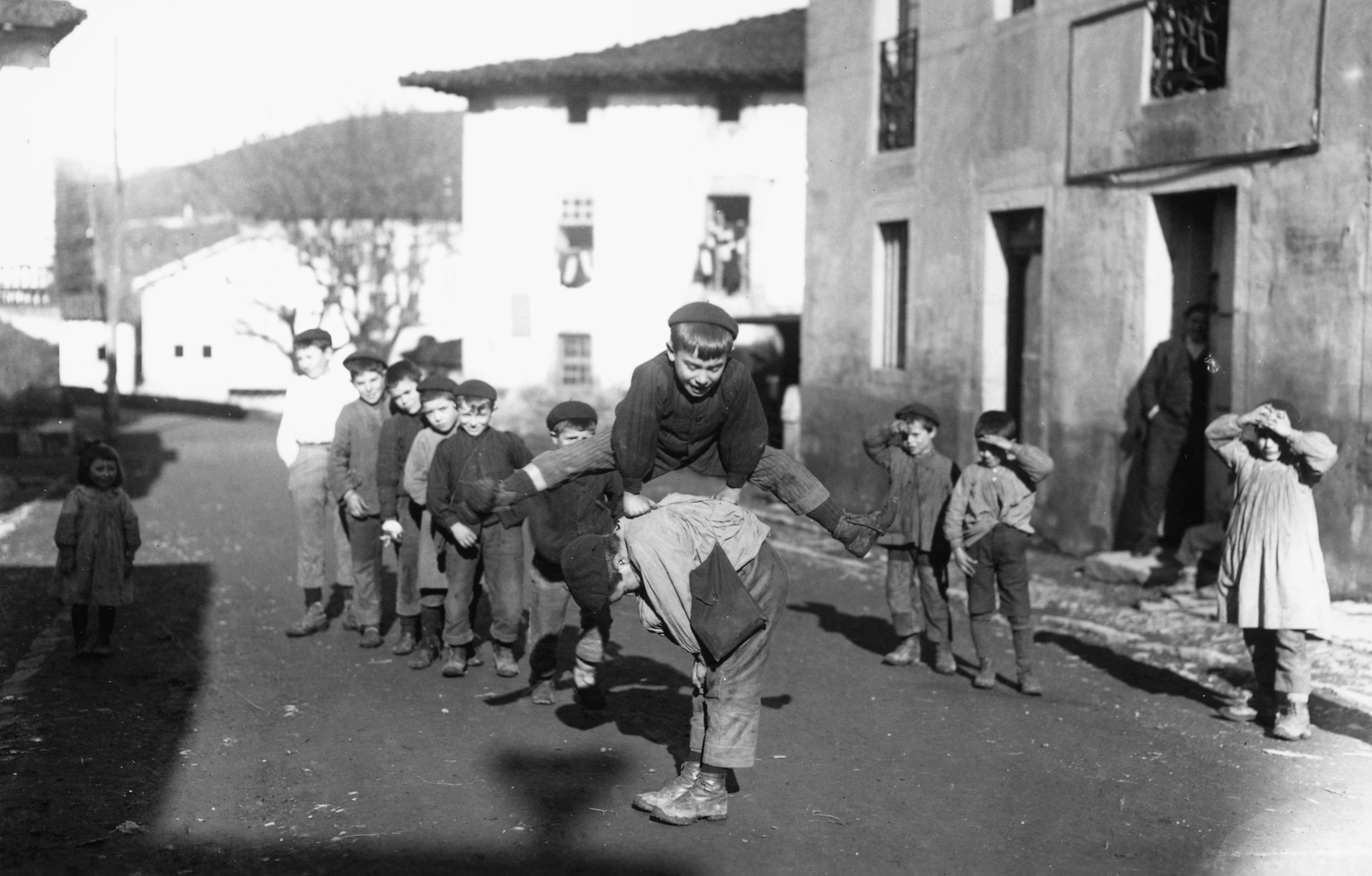 Asto-astoka ‘Al burro seguido’. Zeanuri (Bizkaia), 1920. Felipe Manterola