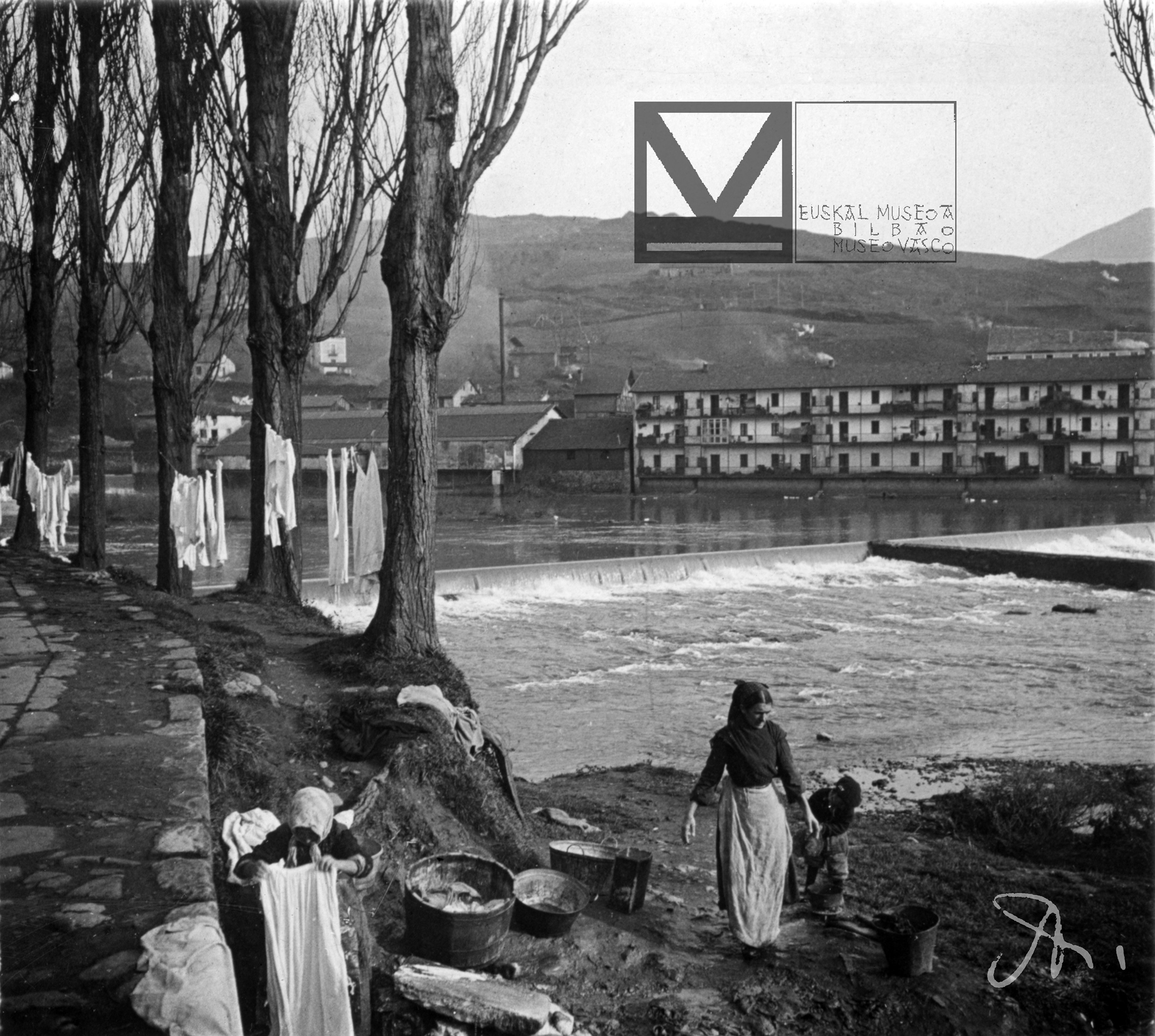 Lavanderas en el paseo de Los Caños. Fotografía de Eulalia Abaitua. Cortesía de Euskal Museoa Bilbao Museo Vasco.