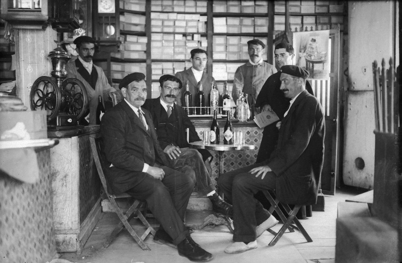 Drinks and a good old chat. Zeanuri (Bizkaia), c. 1920. Felipe Manterola Collection