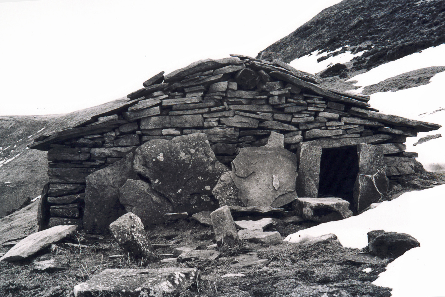 Remains of a traditional hut in Saltipiñía. Carranza (Bizkaia), 1976. Miguel Sabino Díaz