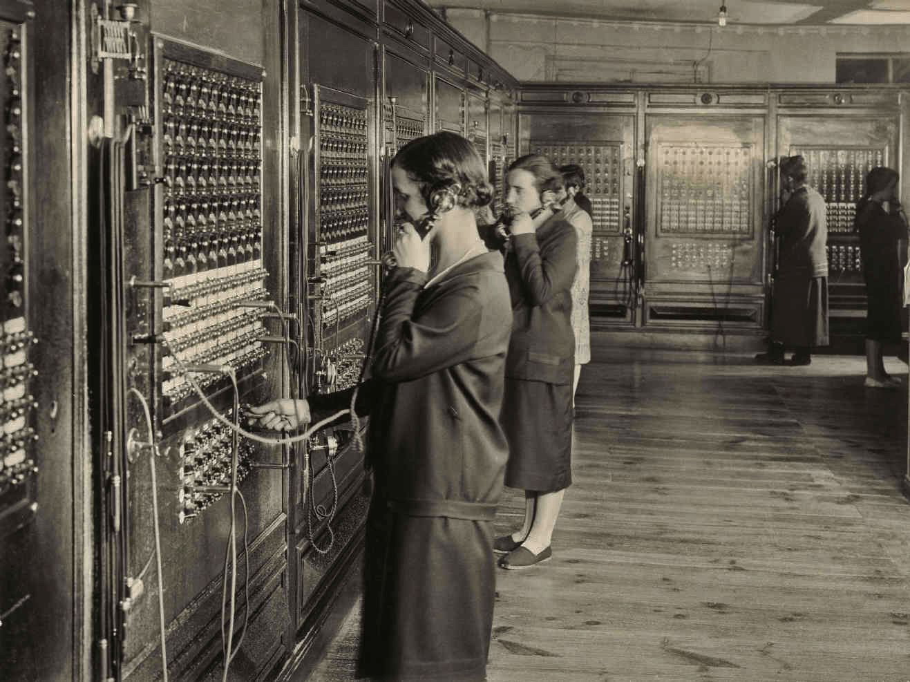 Telefonistas en antiguo cuadro urbano. Vitoria-Gasteiz, 1926