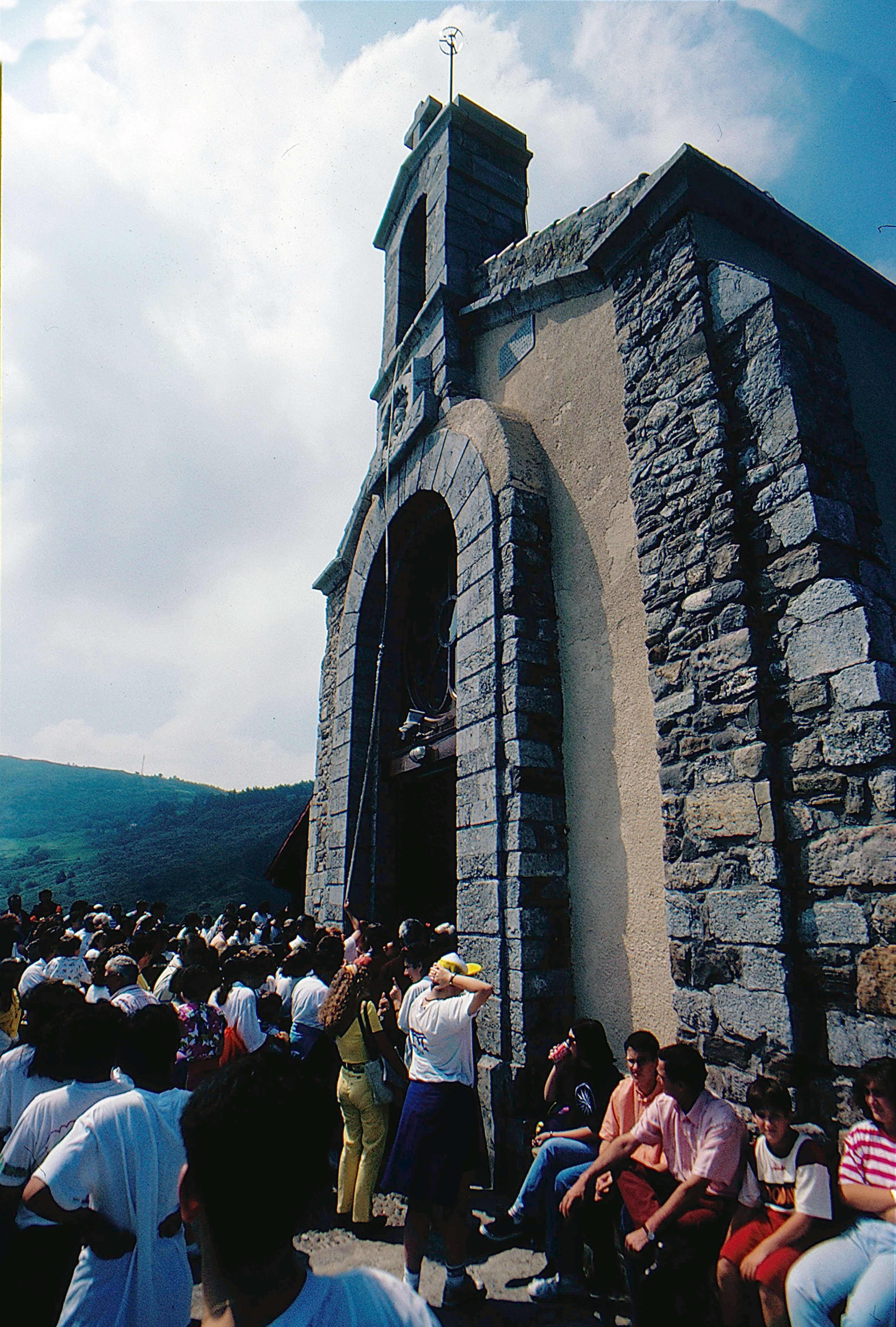 Tocando la campana el día de San Juan de 1993. José Ignacio García